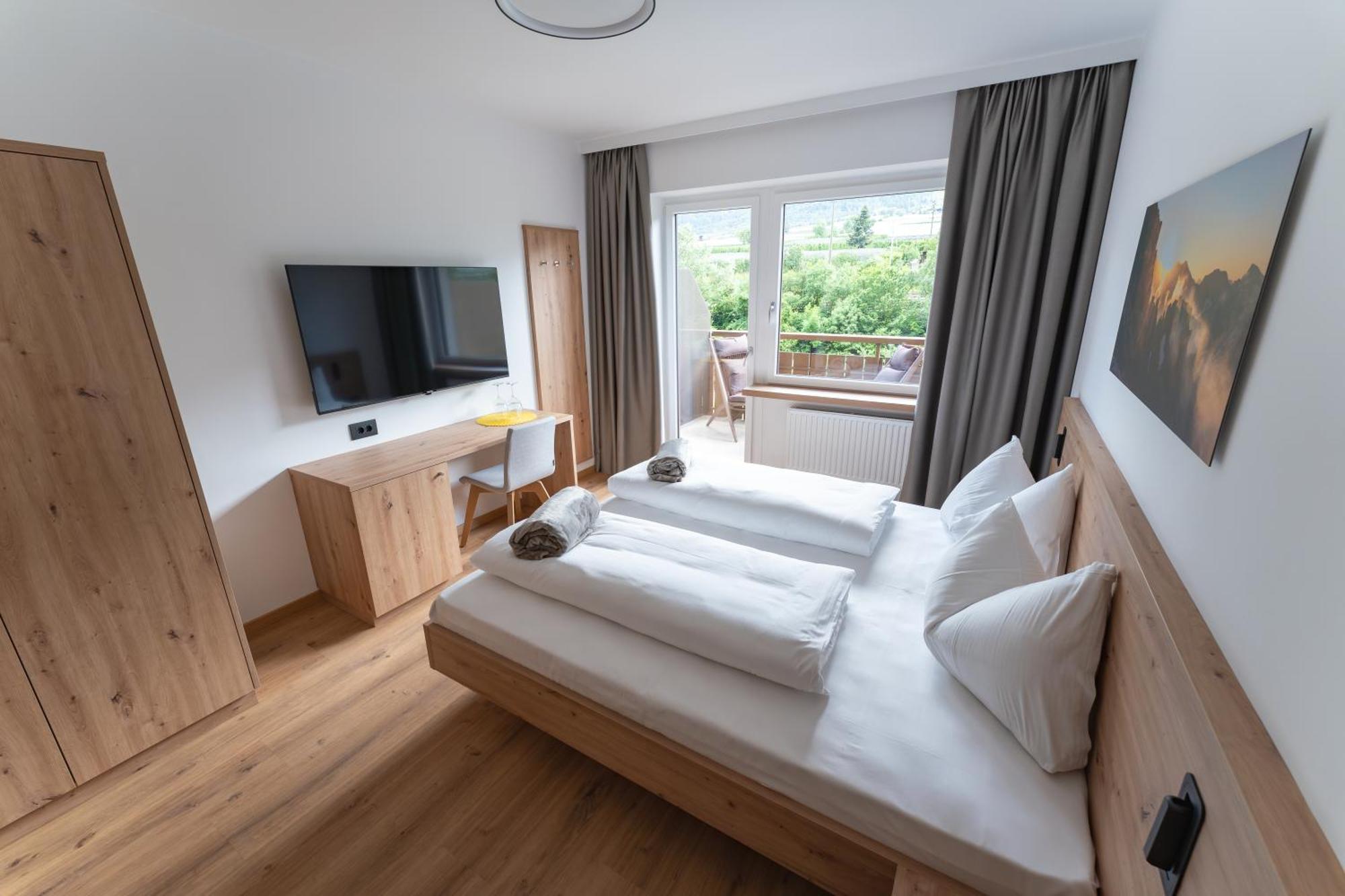 Self Service Hotel Schnalser Hof Naturns Room photo